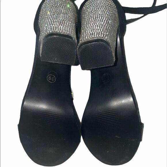 Heels   - Picture 3 of 4